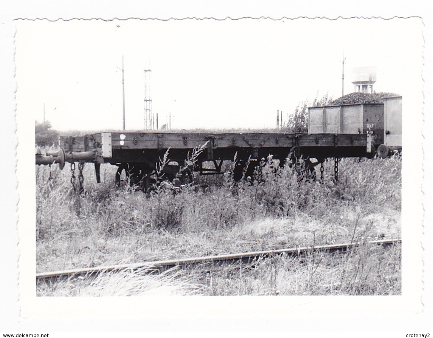 PHOTO Train Wagon Plat à 2 Essieux Dans Les Années 60 - Trenes