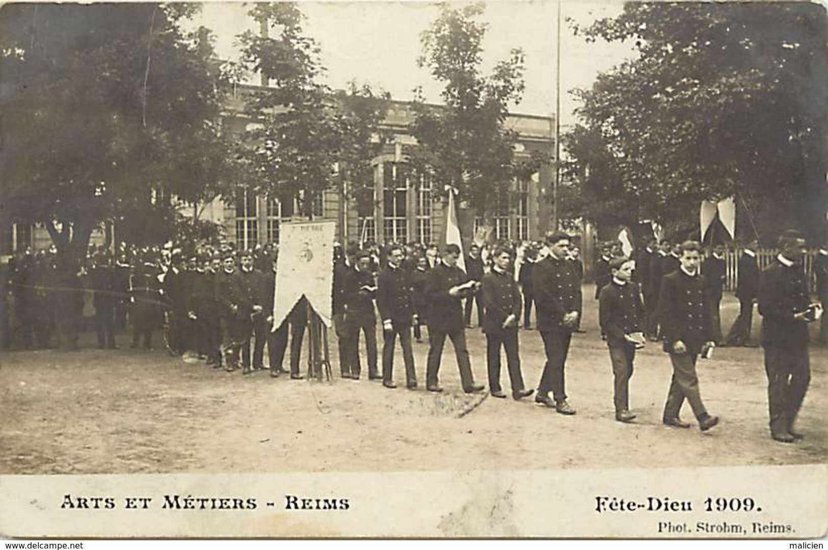 - Ref- B828- Marne - Reims - Arts Et Metiers - Carte Photo Fête Dieu 1909 -  Banniere Pierre - Religions - Ecoles  - - Reims