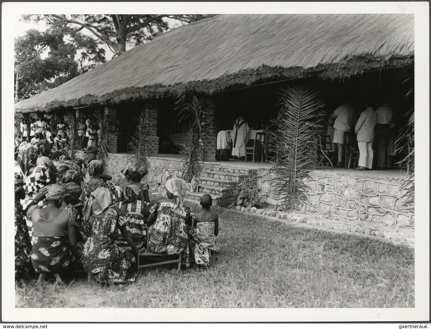 Belgisch-Kongo: 1945/1950, Lot Of 17 B/w Photos (size 24:18 Cm), Depicting Native People, Industry, - Collections