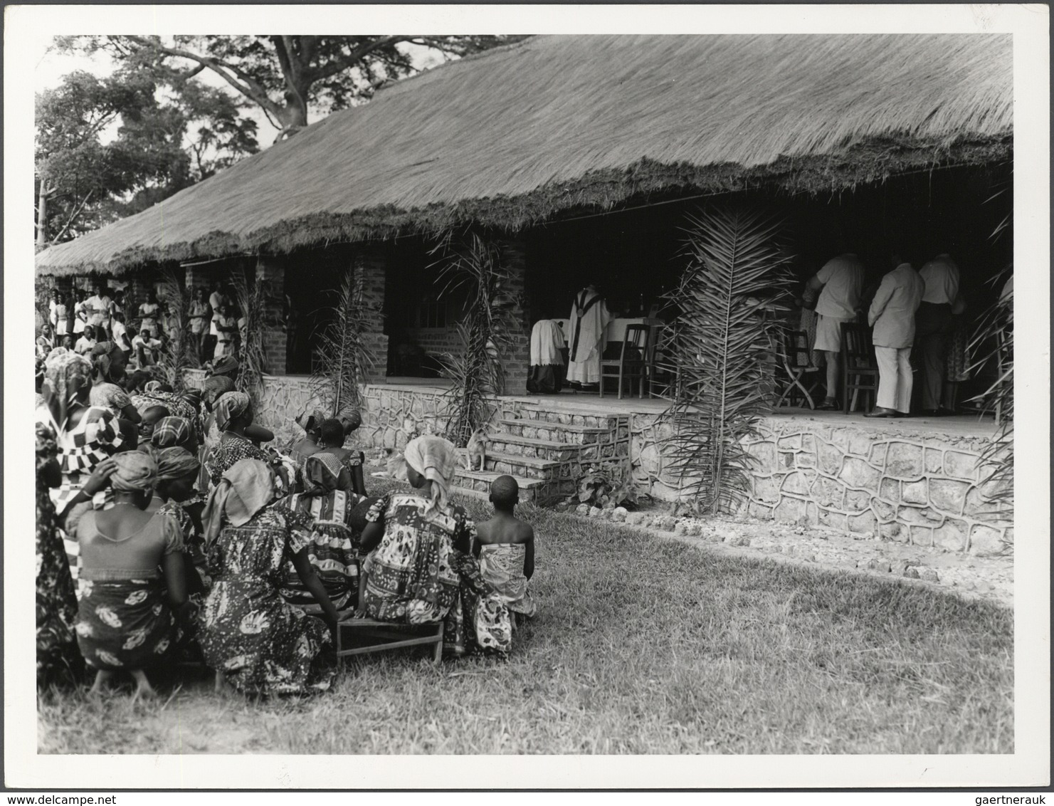 Belgisch-Kongo: 1945/1950, Lot Of 17 B/w Photos (size 24:18 Cm), Depicting Native People, Industry, - Verzamelingen