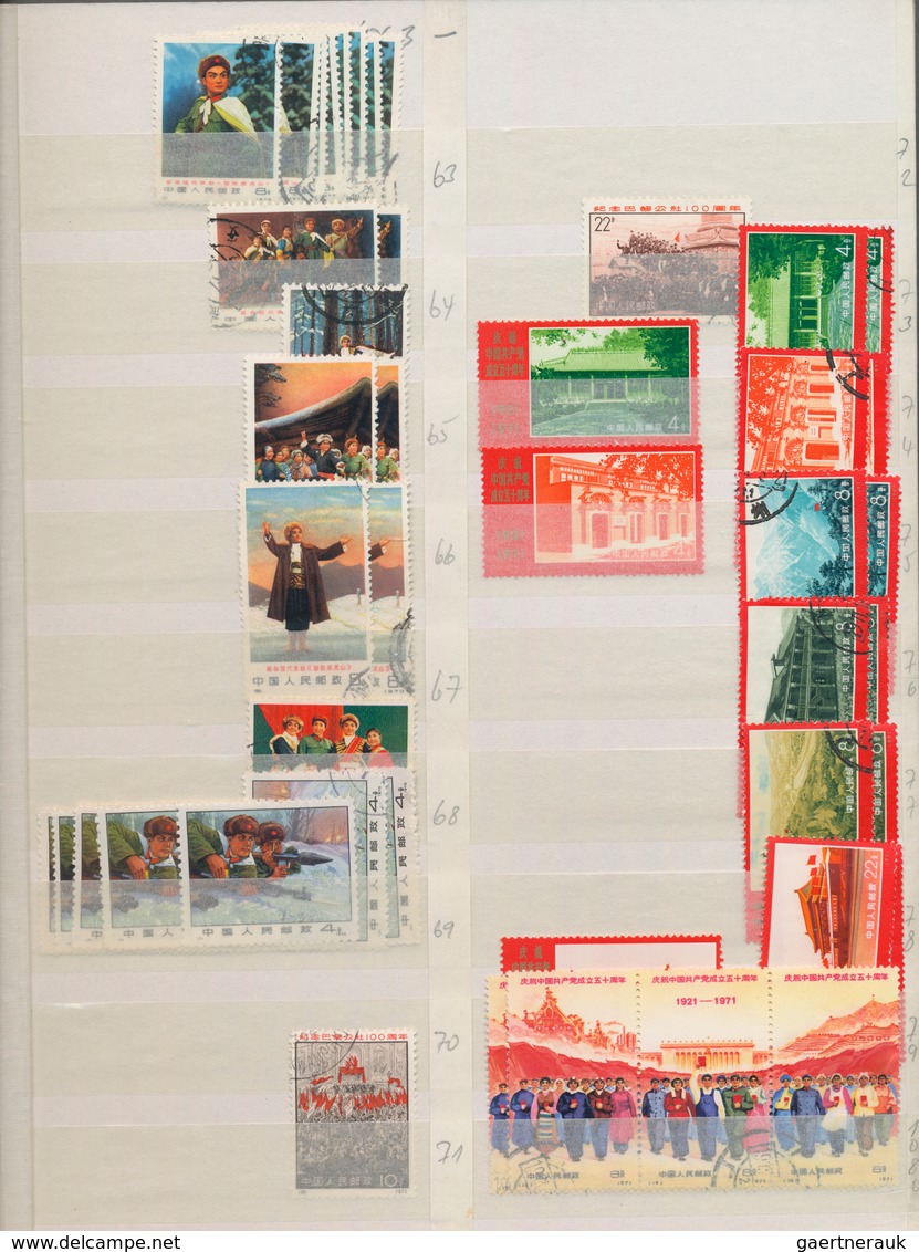 China - Volksrepublik: 1945/2002 (ca.), collection in 5 stock books, and a box with stamp booklets,