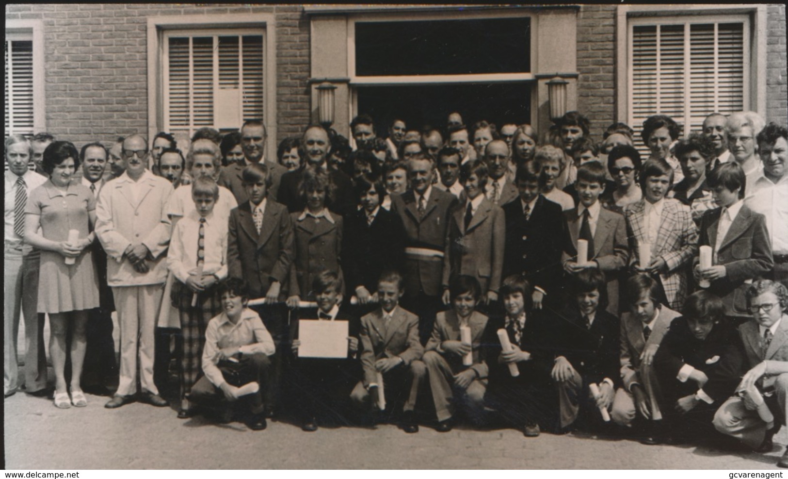 KALKEN   FOTO 1973  === LAUREATEN EXAMEN OP HET GEMEENTEHUIS      +- 15 X 8 CM - Laarne