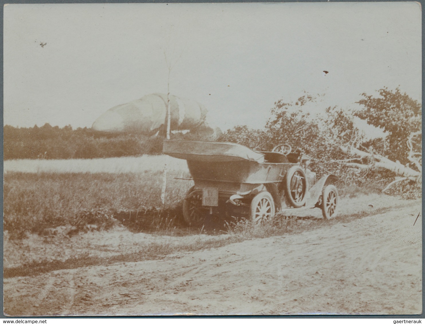 Thematik: Zeppelin / zeppelin: 1913 (ca). Rare, perhaps unique, collection of 22 original photograph