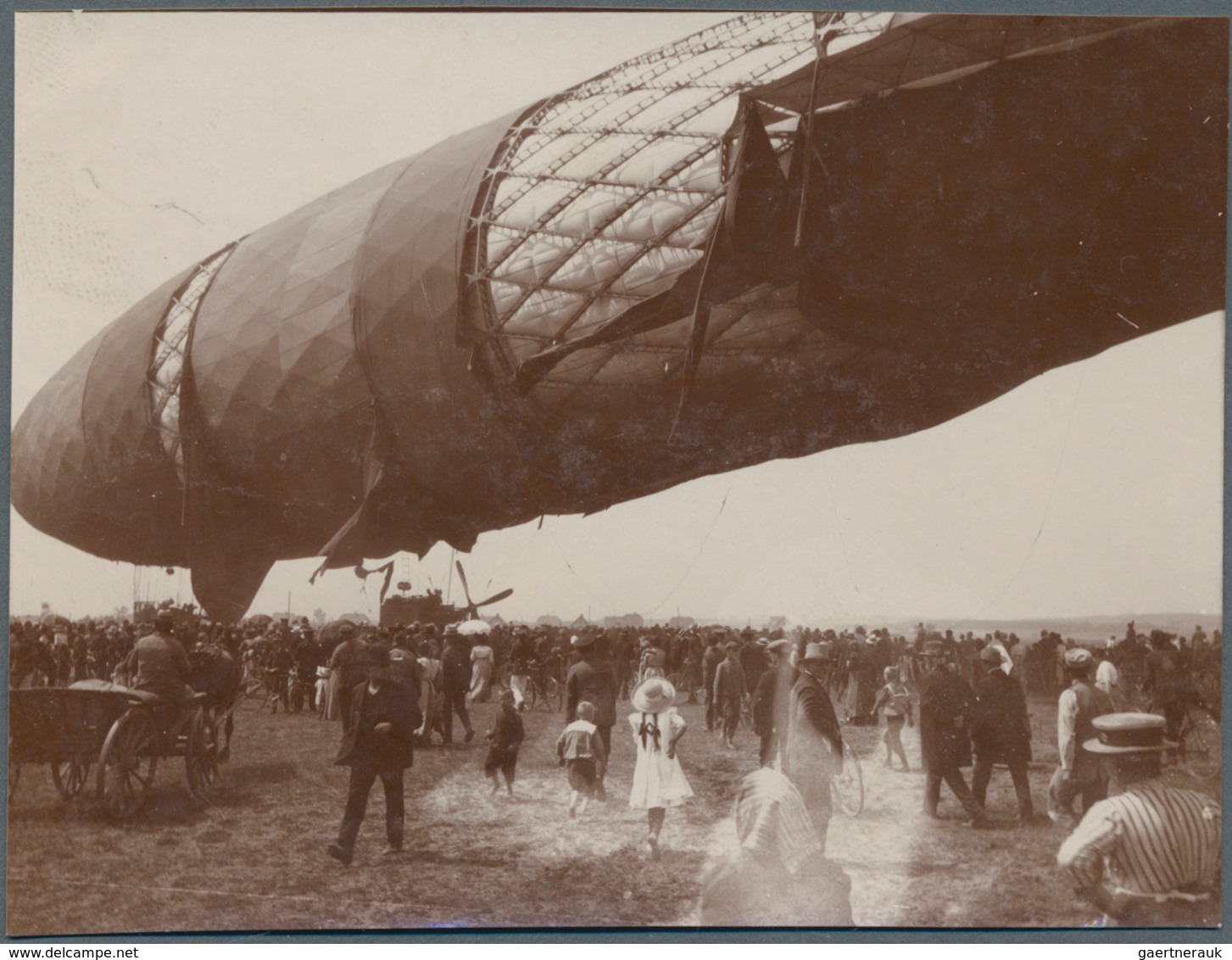 Thematik: Zeppelin / zeppelin: 1913 (ca). Rare, perhaps unique, collection of 22 original photograph