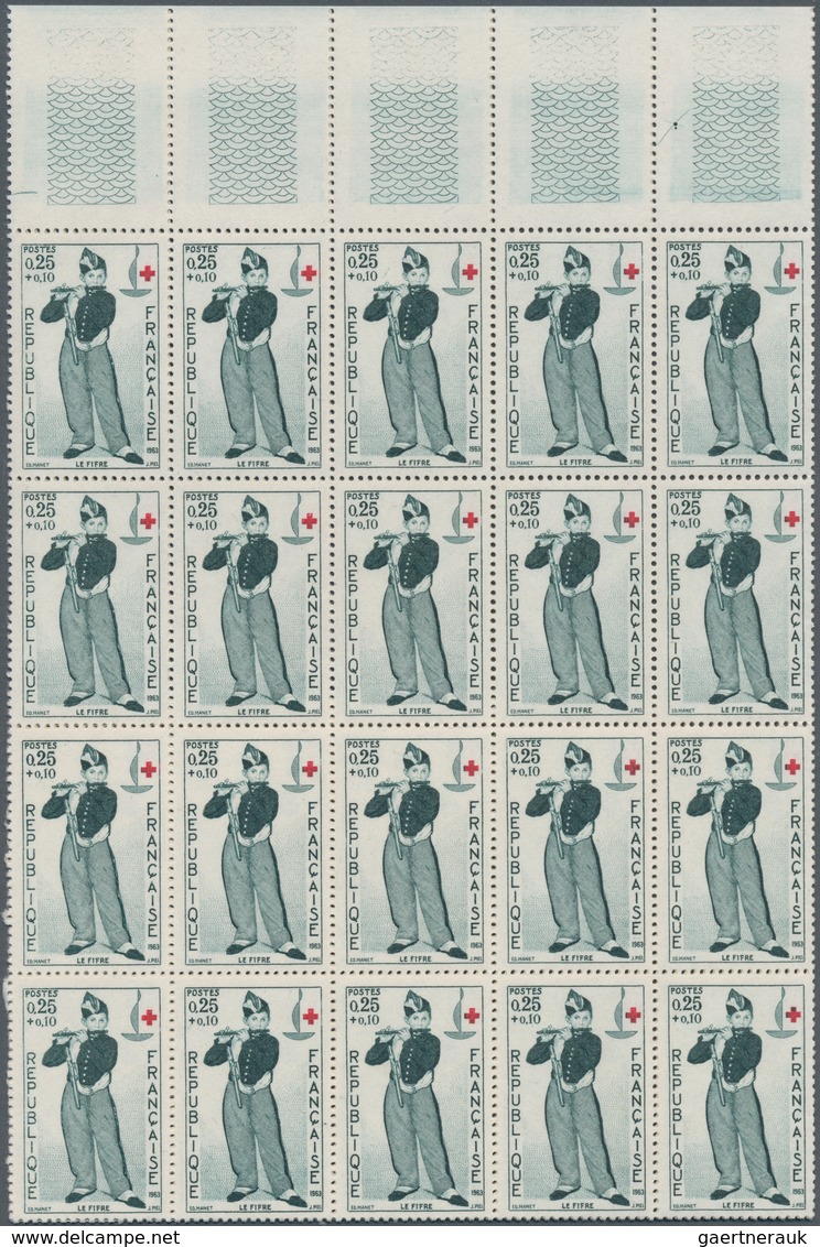 Frankreich: 1940/1966, comprehensive MNH stock, well filled and sorted on stockcards, mainly commemo