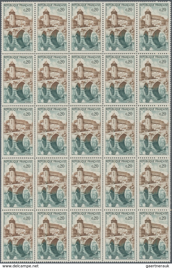 Frankreich: 1940/1966, comprehensive MNH stock, well filled and sorted on stockcards, mainly commemo