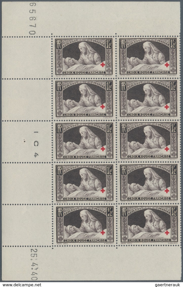 Frankreich: 1940/1966, comprehensive MNH stock, well filled and sorted on stockcards, mainly commemo