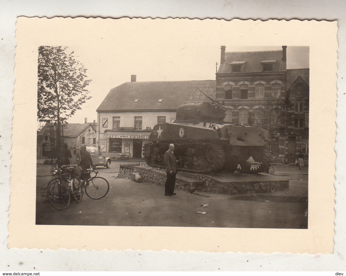 Bastogne - Tank Devant Café A La Croix D' Or - Photo Format 7 X 10 Cm - Oorlog, Militair