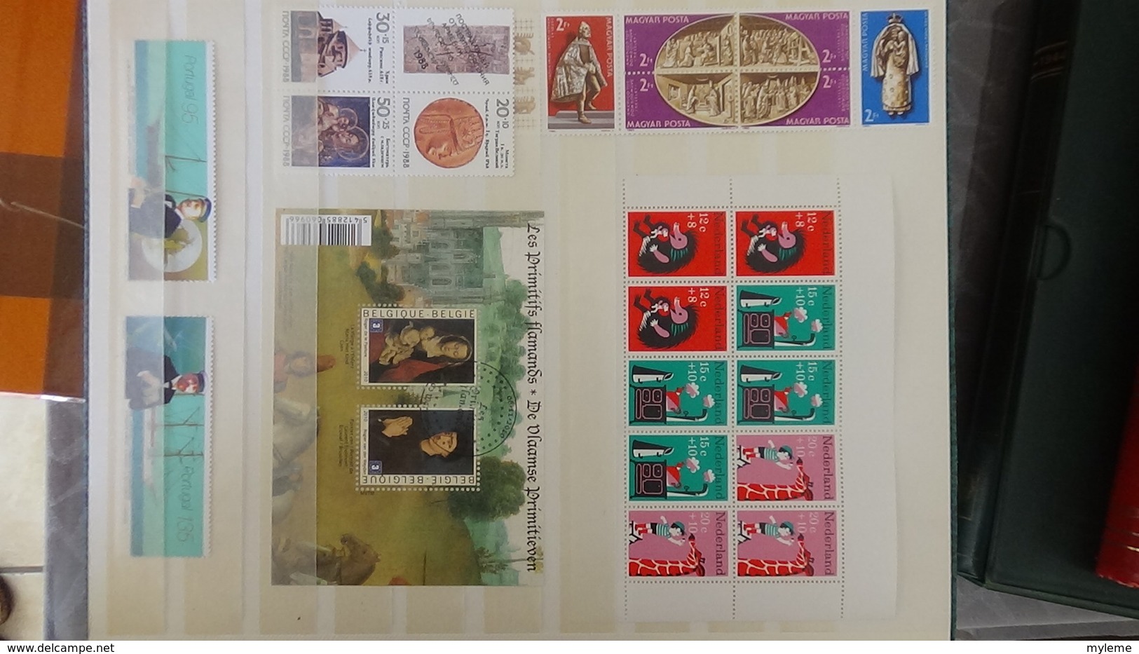 Collection de timbres, blocs (dont 29 carnets ** + 9 pubs ** de Belgique ) ** de divers pays du monde ... Très sympa !!!