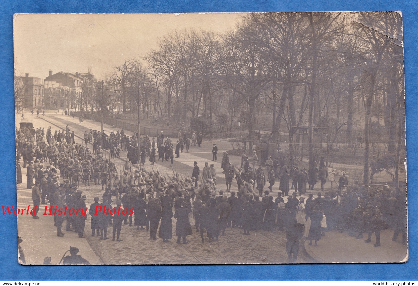 CPA Photo - à Situer - CAMBRAI ? LE HAVRE ? - Défilé De Poilu Devant Soldat Britannique - Demobilization Camp - WW1 - Guerra 1914-18