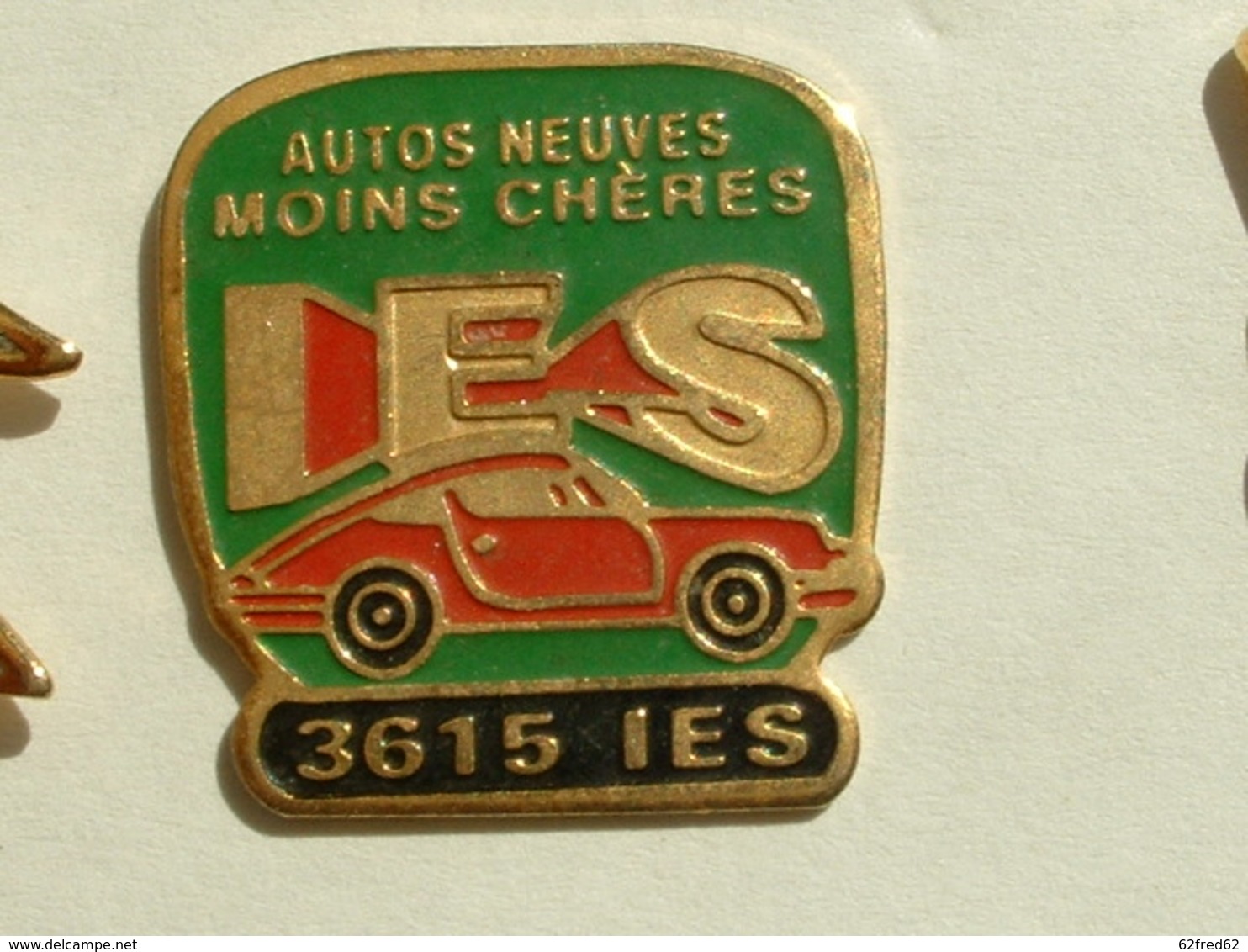 Pin's PORSCHE - AUTOS NEUVES MOIN CHERES IES - Porsche