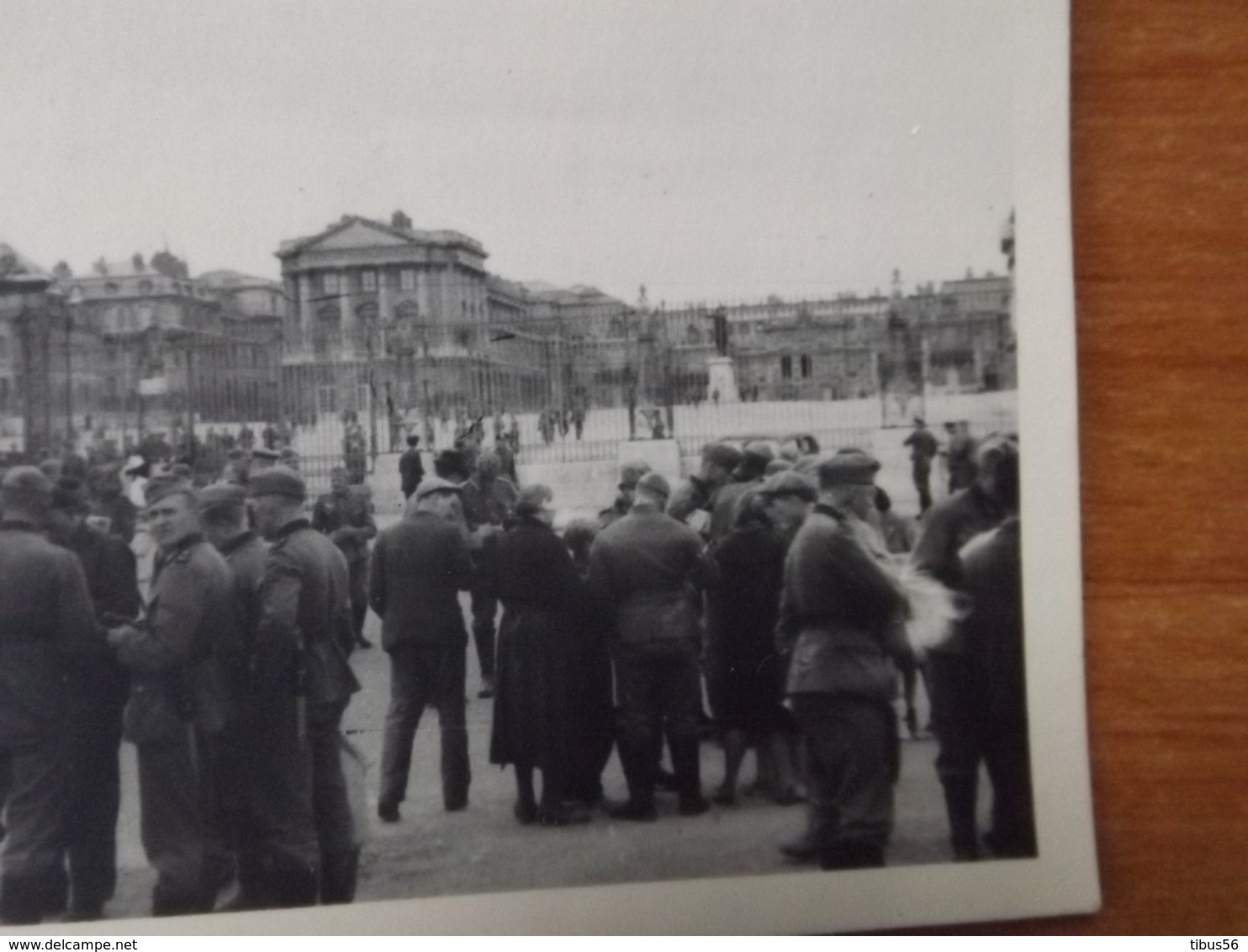 WW2 GUERRE 39 45 VERSAILLES CHATEAU SOLDATS ALLEMANDS DEVANT ENTREE MARCHAND DE CARTES POSTALES - Versailles