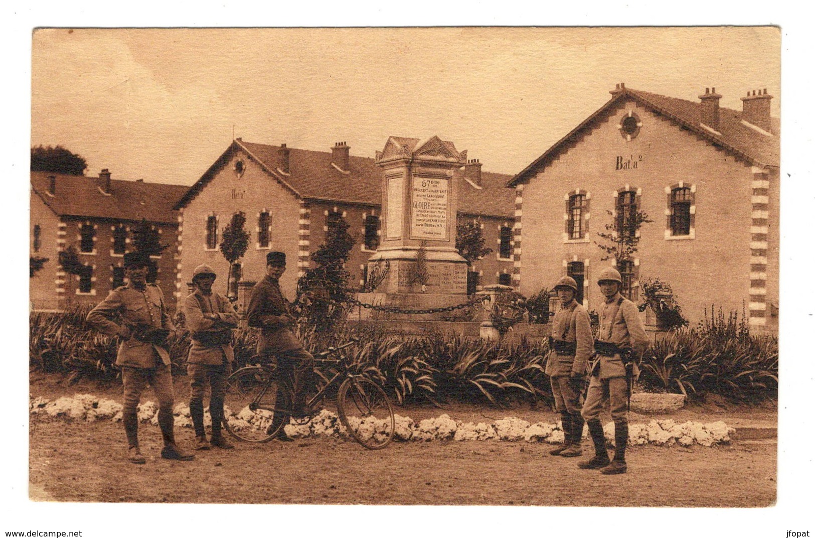 02 AISNE - SOISSONS Caserne Gouraud Et Monument Aux Morts Du 67ème  R.I - Soissons