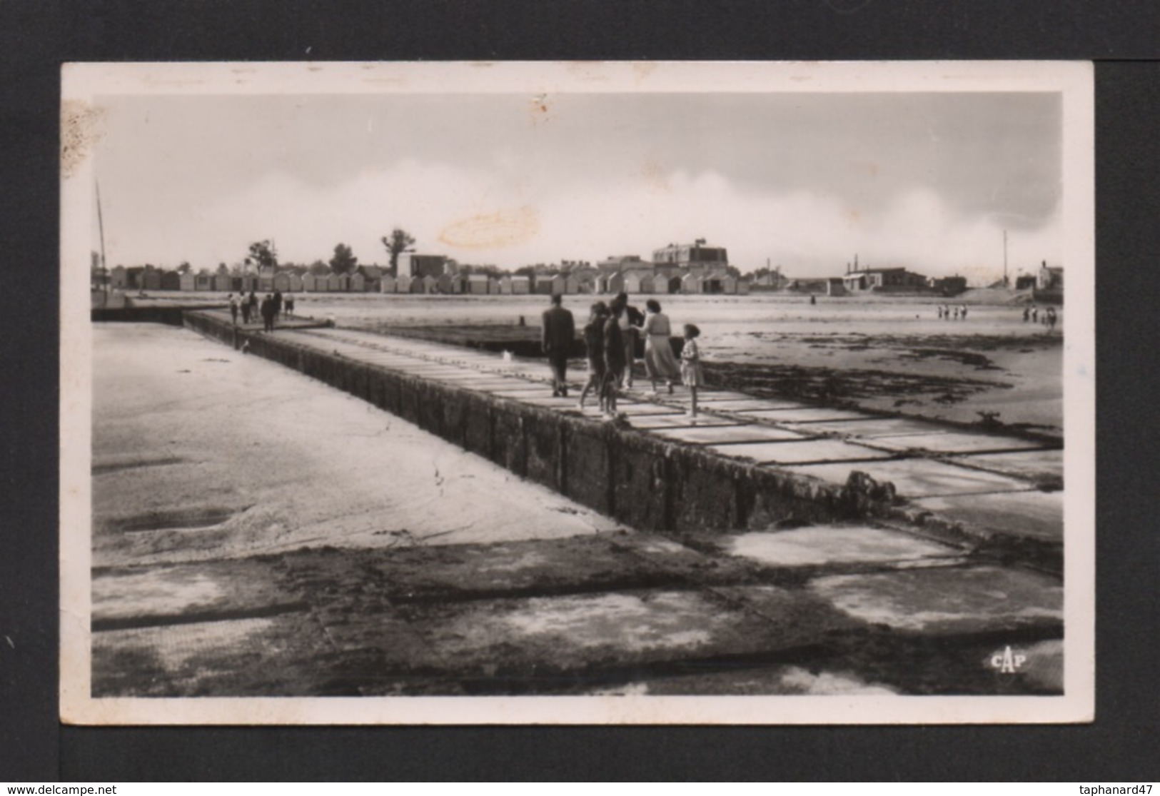 CPSM Pf . Dépt.14. COUREULLES . Vue Générale De La Plage Et Piste De Débarquement . - Courseulles-sur-Mer