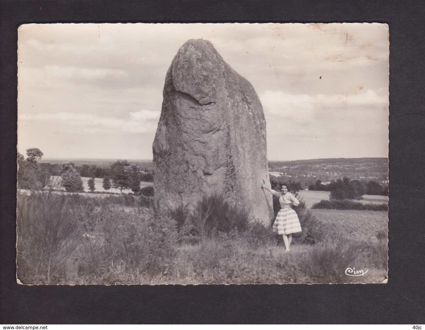 Plenee-Jugon.22.Cotes D'Armor. Le Menhir De St-Mirel . Megalithe Pierre Dressee . - Plénée-Jugon