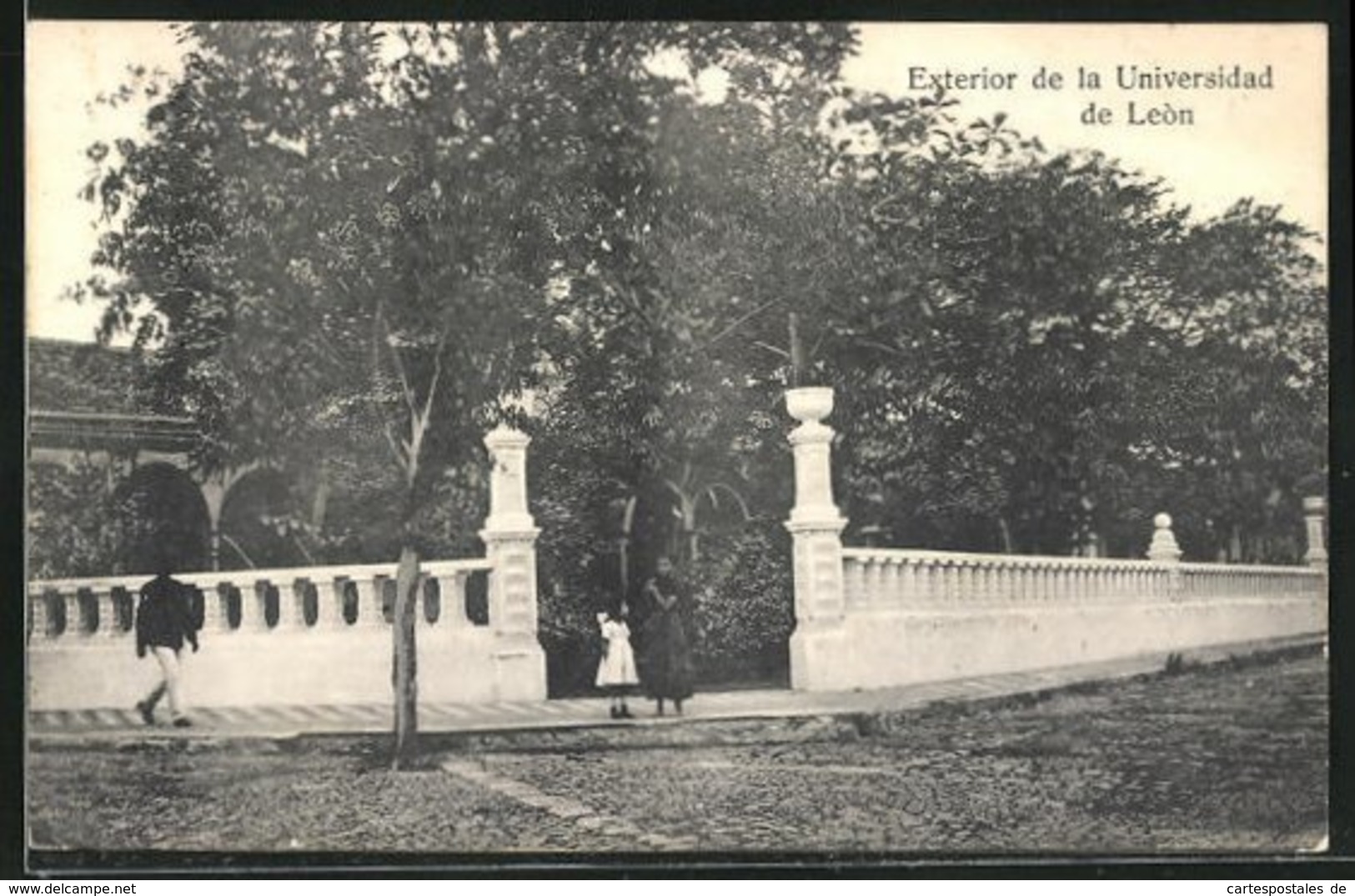 AK Leon, Exterior De La Universidad - Nicaragua