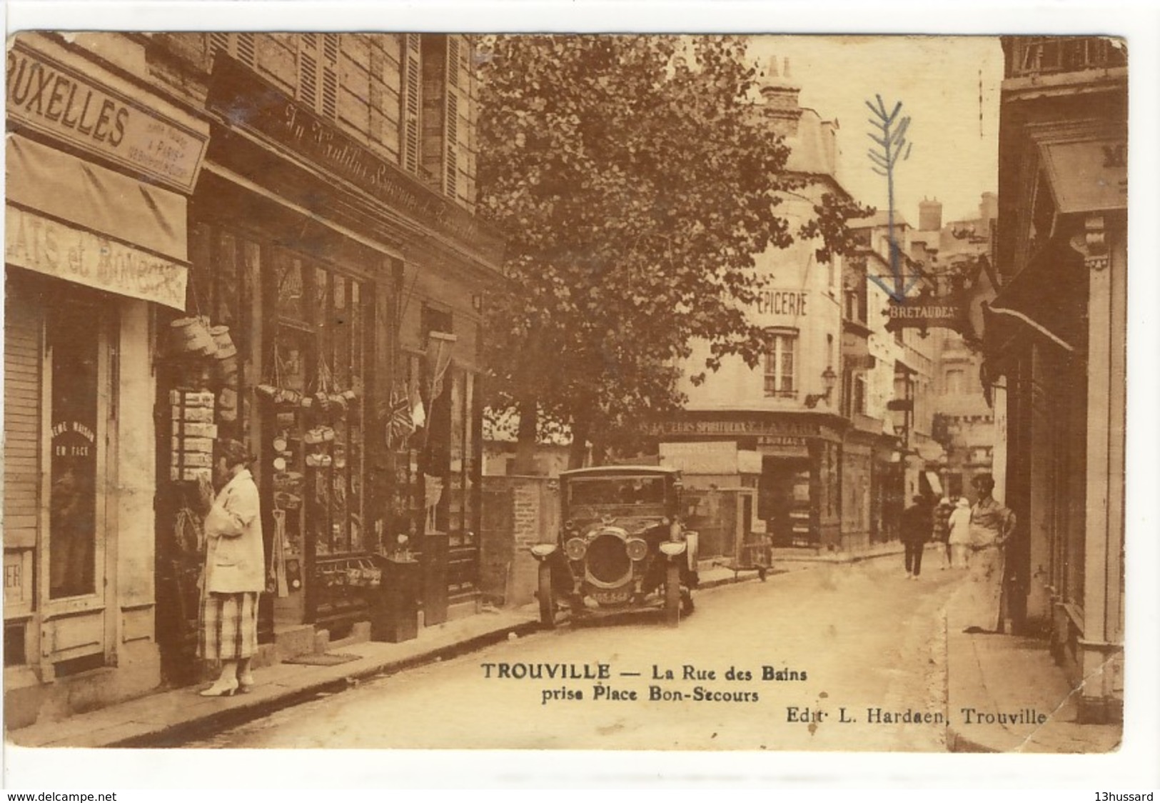 Carte Postale Ancienne Trouville - La Rue Des Bains Prise Place Bon Secours - Trouville