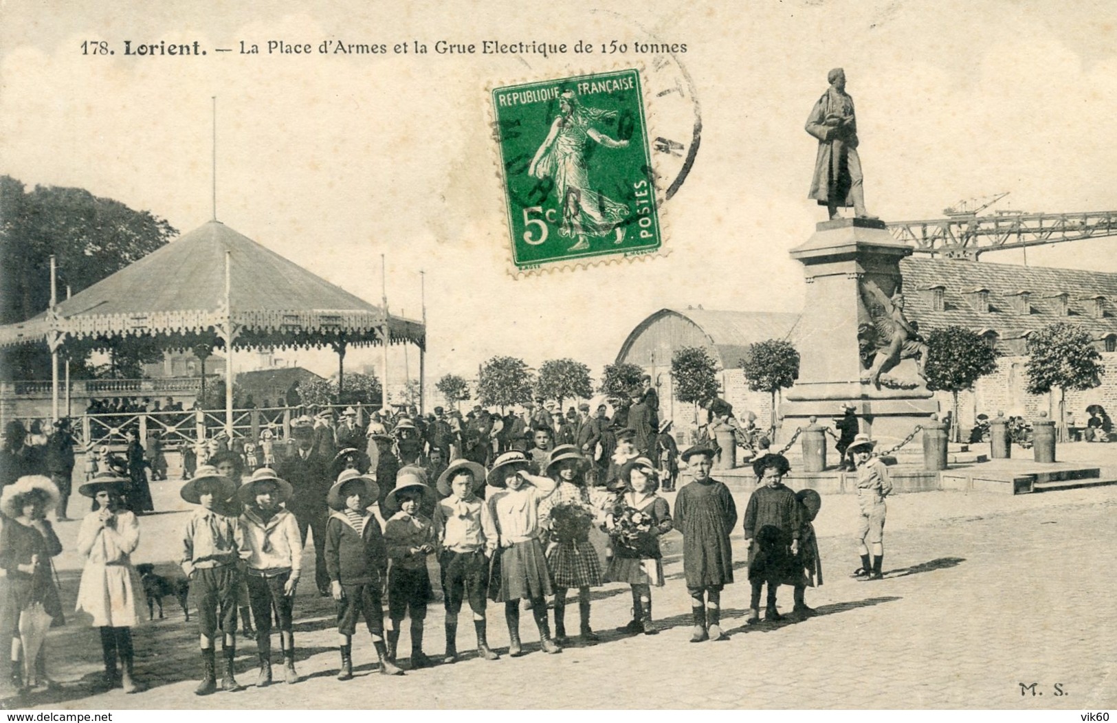 56  LORIENT   LA PLACE D'ARMES ET LA   GRUE ELECTRIQUE  DE 150 TONNES - Lorient