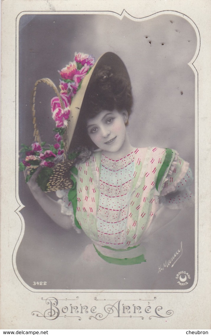 CARTE FANTAISIE . CPA COLORISATION FINE . FEMME AU CHAPEAU RENVERSANT ." BONNE ANNEE " 1908. PHOTO D'ART " MANUEL " - Femmes