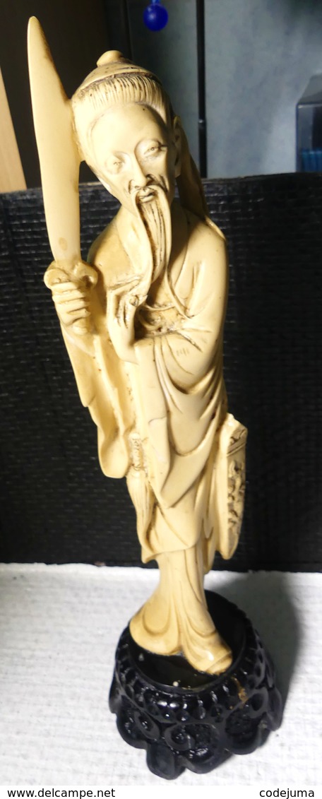 Ancienne Statue Okimono Chinoise En Celluloïd Sur Socle Noir - Art Asiatique