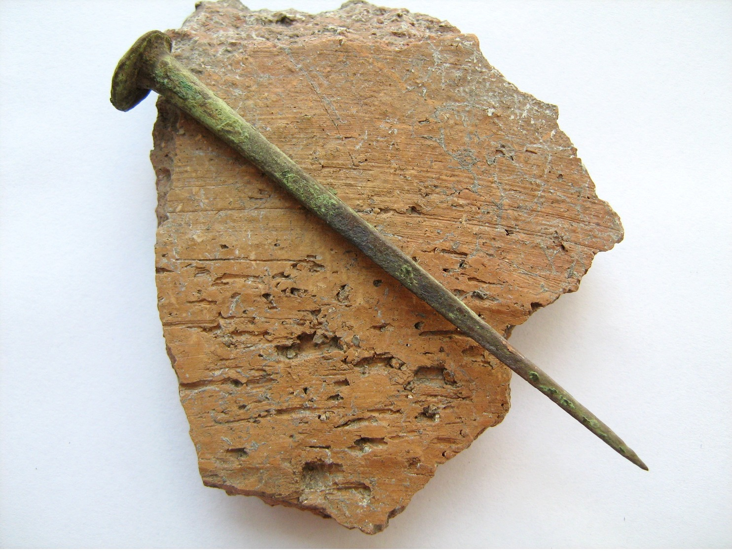 Medieval Bronze Nail. Green Patina - Archéologie