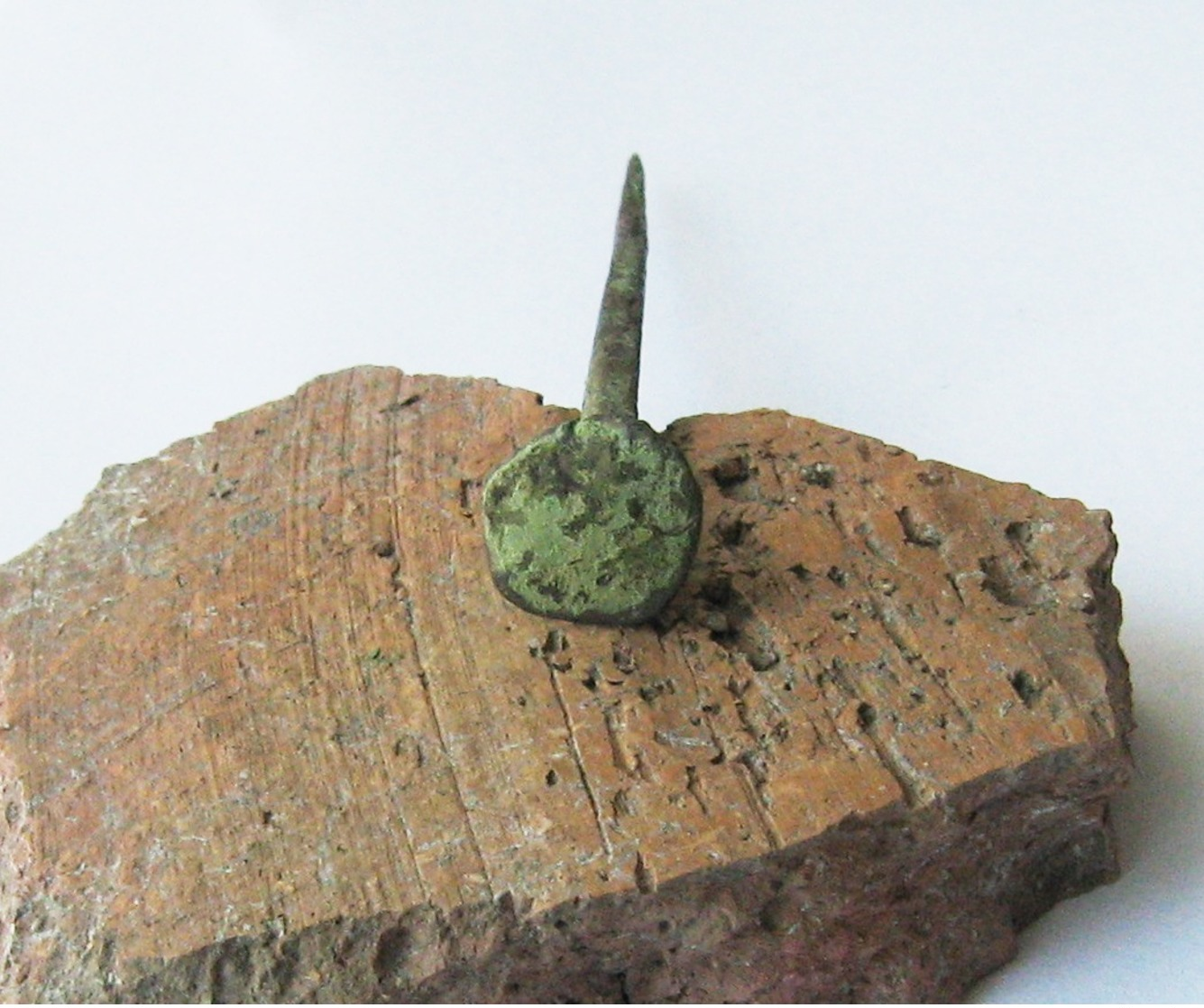 Medieval Bronze Nail. Green Patina - Archéologie