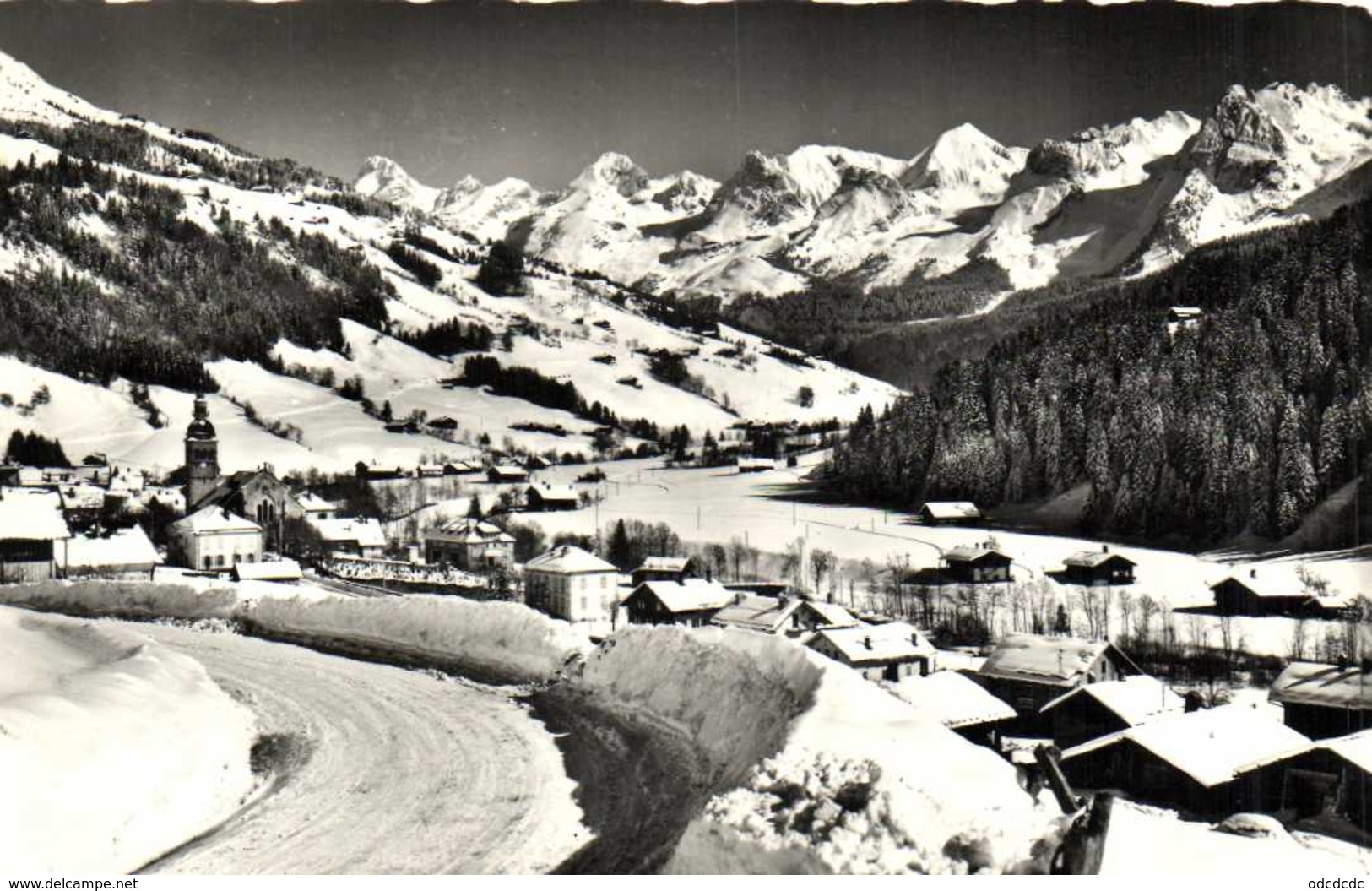 Cpsm Petit Format GRAND BORNAND (Haute Savoie) Alt 934m Vue Generale  RV Timbre Cachet Flamme Le Grand Bornand - Sonstige & Ohne Zuordnung