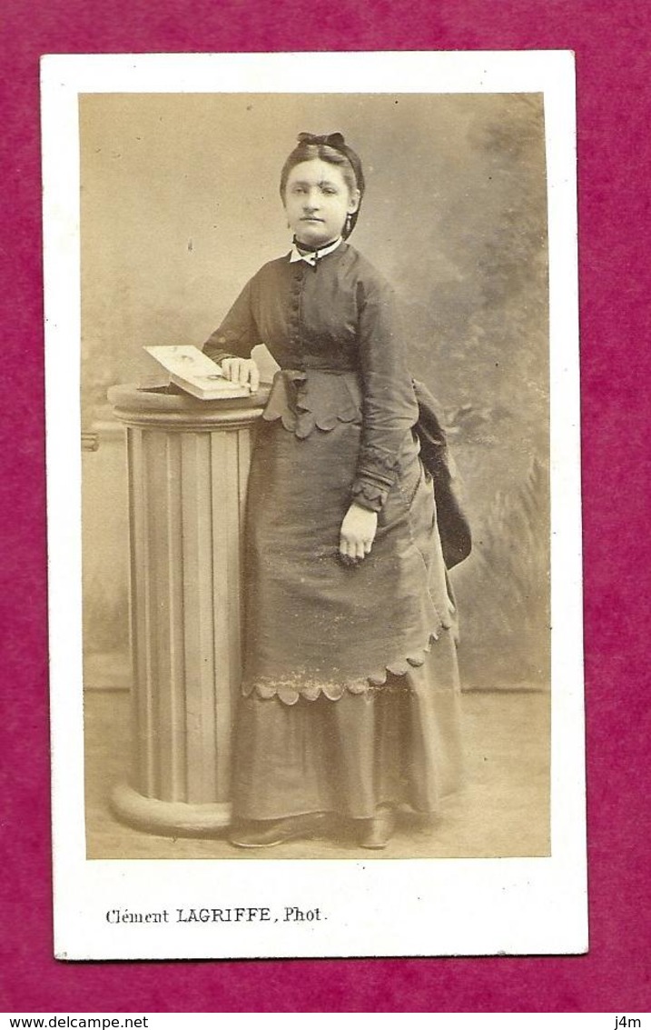 PHOTO CDV Circa 1860 De Clément LAGRIFFE à PARIS (75).. FEMME De La BOURGEOISIE, MODE, TOILETTE...2 Scans - Old (before 1900)