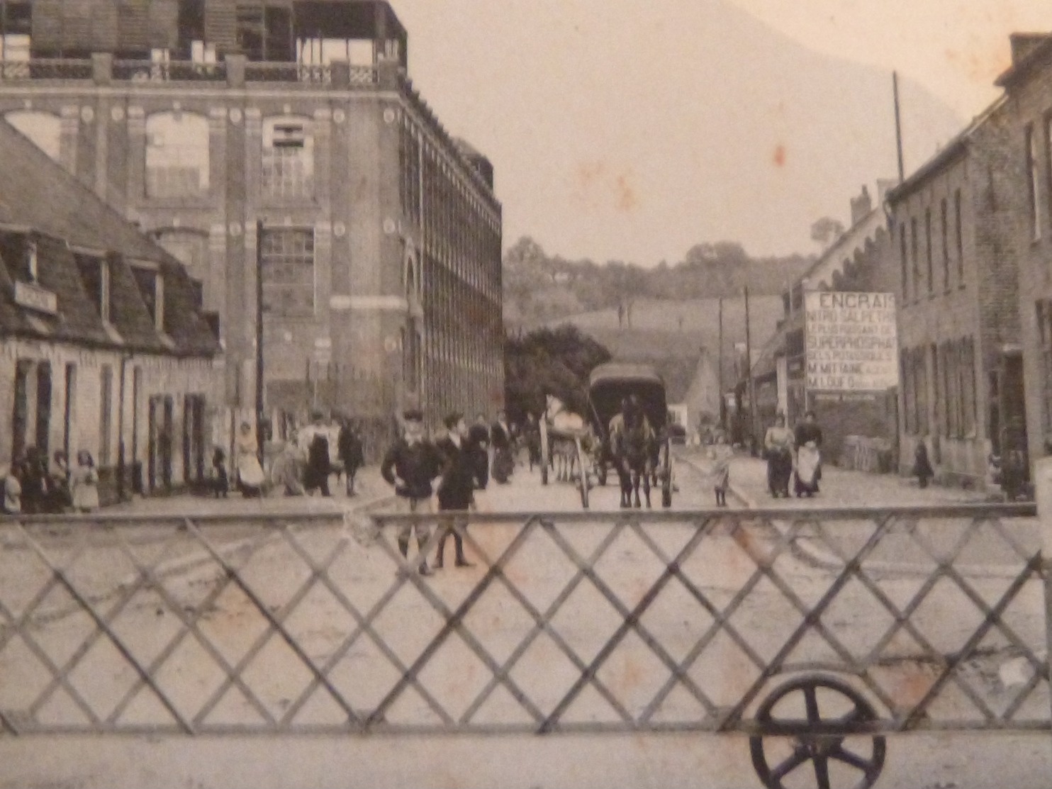 CARTE POSTALE Ancienne De WATTEN 59 - NORD La RUE De La GARE En 1920 Avec 22  Personnages - Autres & Non Classés