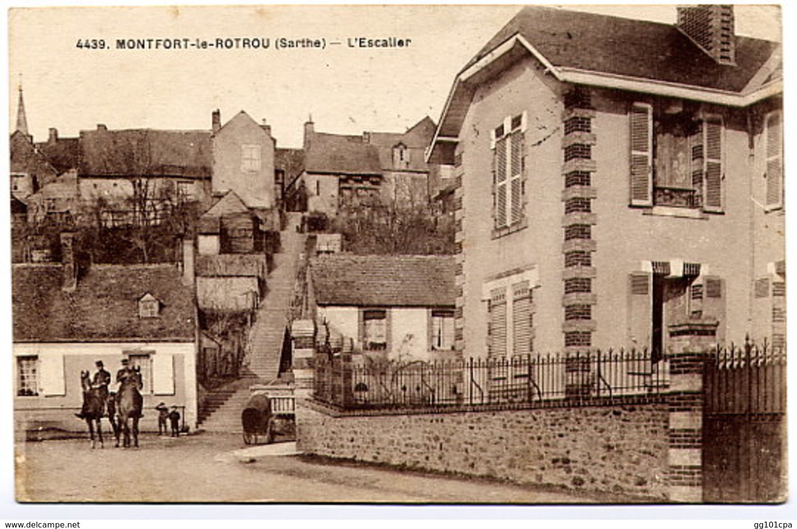 MONTFORT-LE-ROTROU - L'Escalier Phot. Dolbeau (animée, Gendarmes à Cheval) - Other & Unclassified