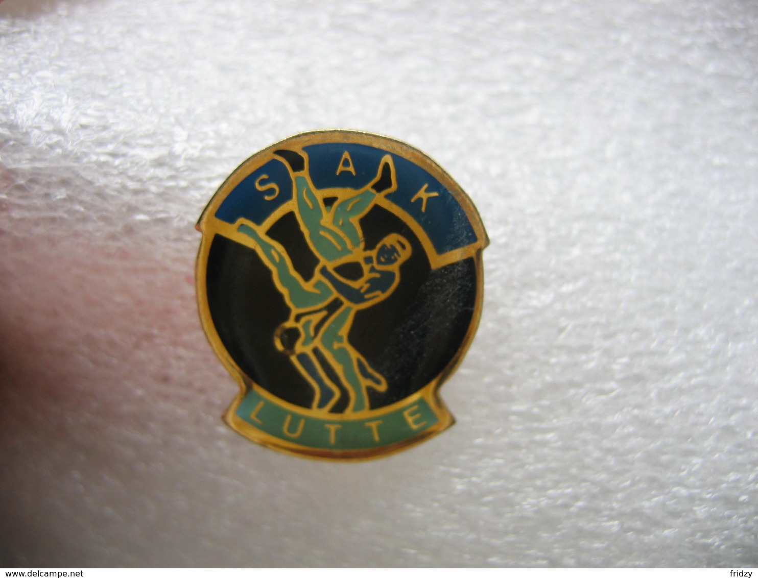 Pin's Du Club De Lutte De La SAK ( Société Athlétique Koenigshoffen ) à Strasbourg-Hautepierre - Wrestling