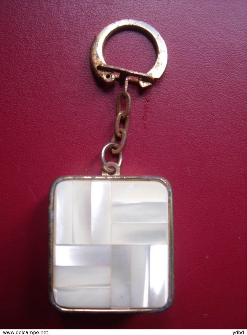 UN PORTE CLES MUSICAL - Porte-clefs