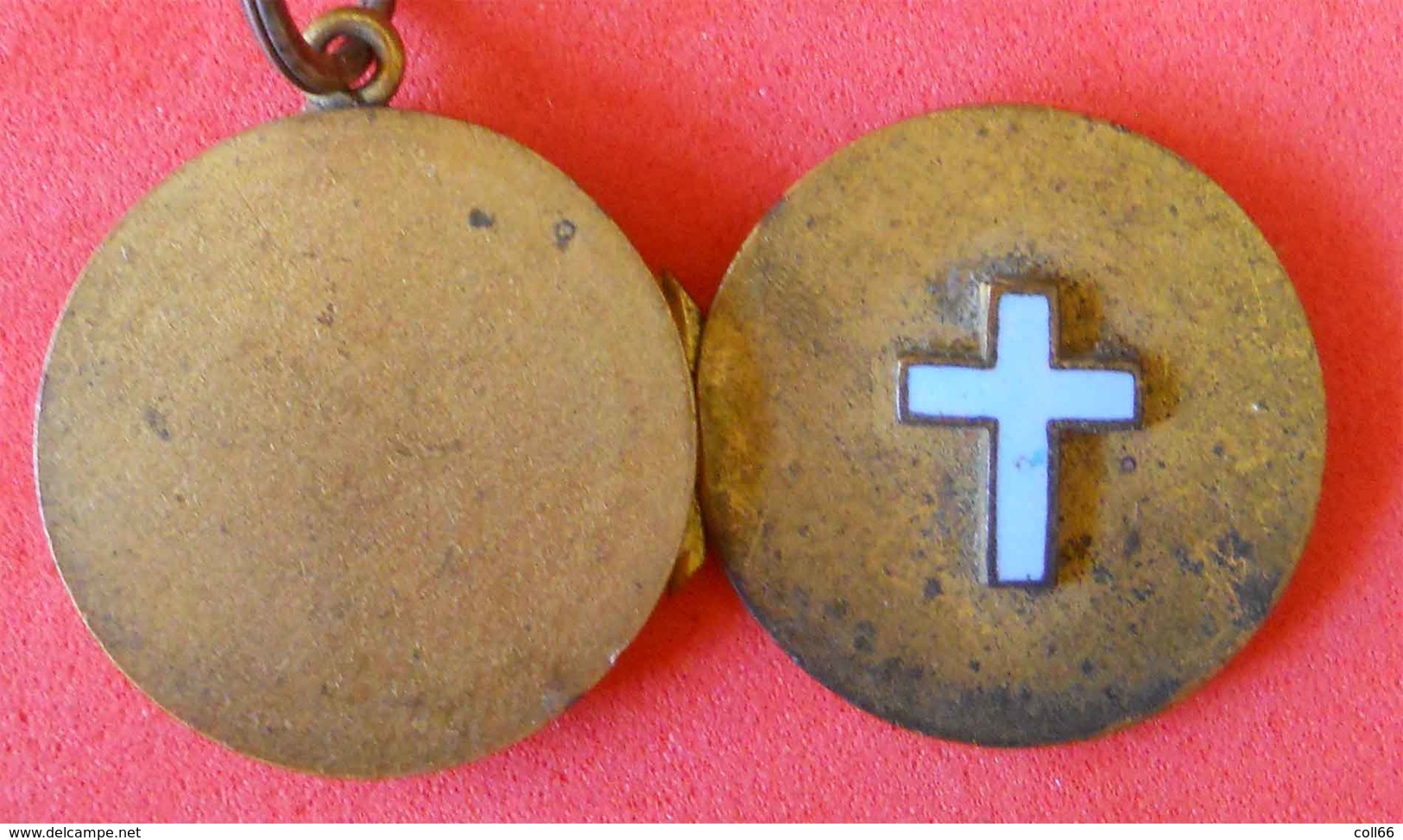 Médaille Religieuse Dans Boitier Doré émaillé Pour Pèlerinage Lourdes Avec Breloque Fleurs De Lys - France