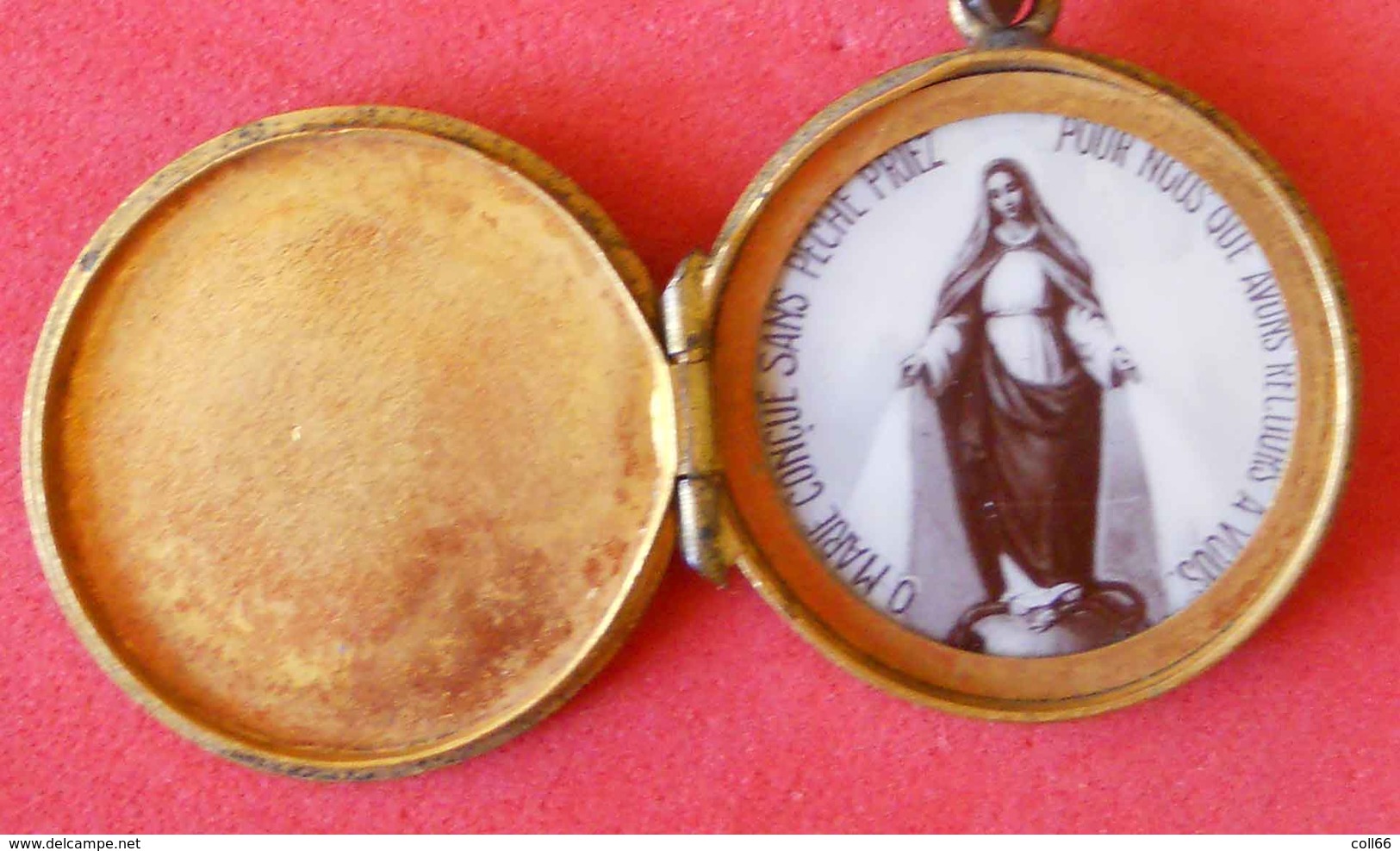 Médaille Religieuse Dans Boitier Doré émaillé Pour Pèlerinage Lourdes Avec Breloque Fleurs De Lys - France