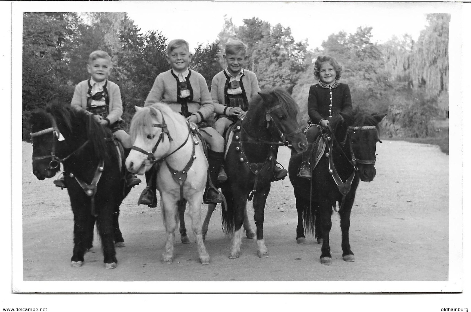 3081d: AK Um 1940 (Ostmark), Ungelaufen, Kinder Sitzen Auf Ponys - Chevaux