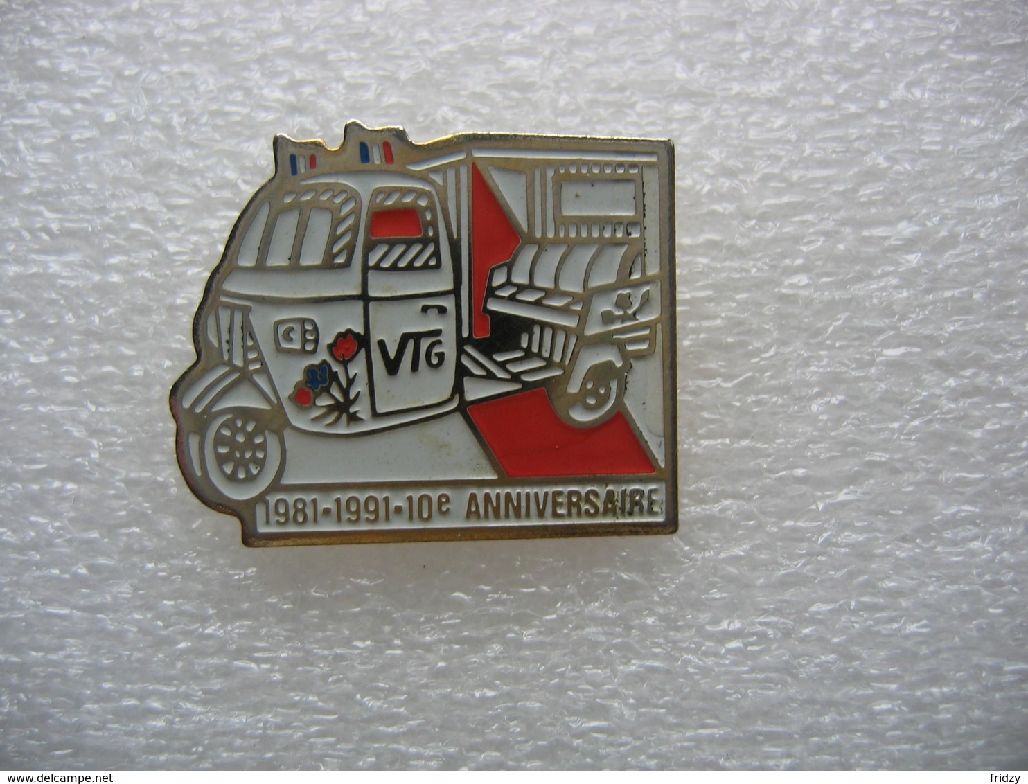 Pin's Des 10 Ans De La Voiturette De La Marque VTG 1981-1991 - Autres & Non Classés