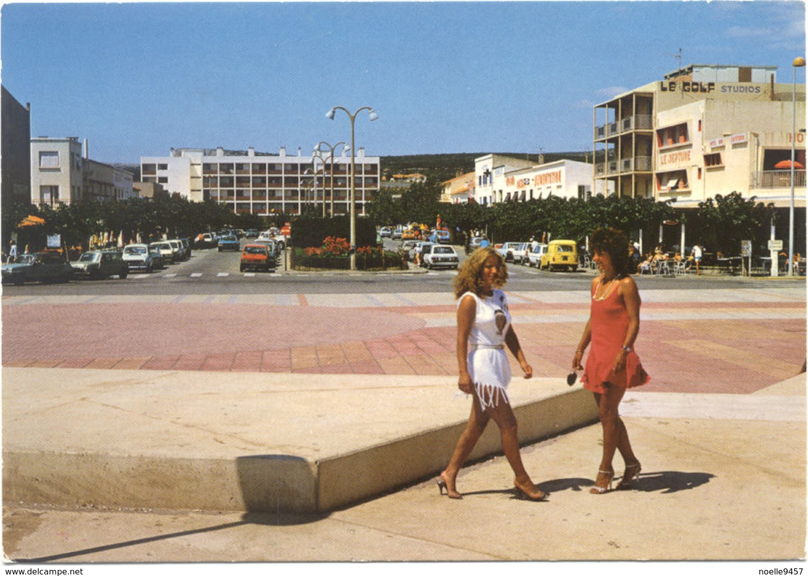 11 – NARBONNE PLAGE : Le Boulevard De La Méditerranée Vu Du Forum De Front De Mer N° 15071 - Narbonne