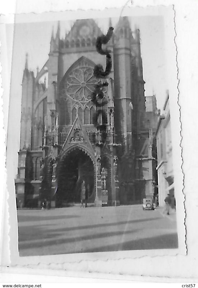 57 METZ 2 PHOTOS 1940 SOLDATS ALLEMANDS A LA CATHEDRALE - Metz