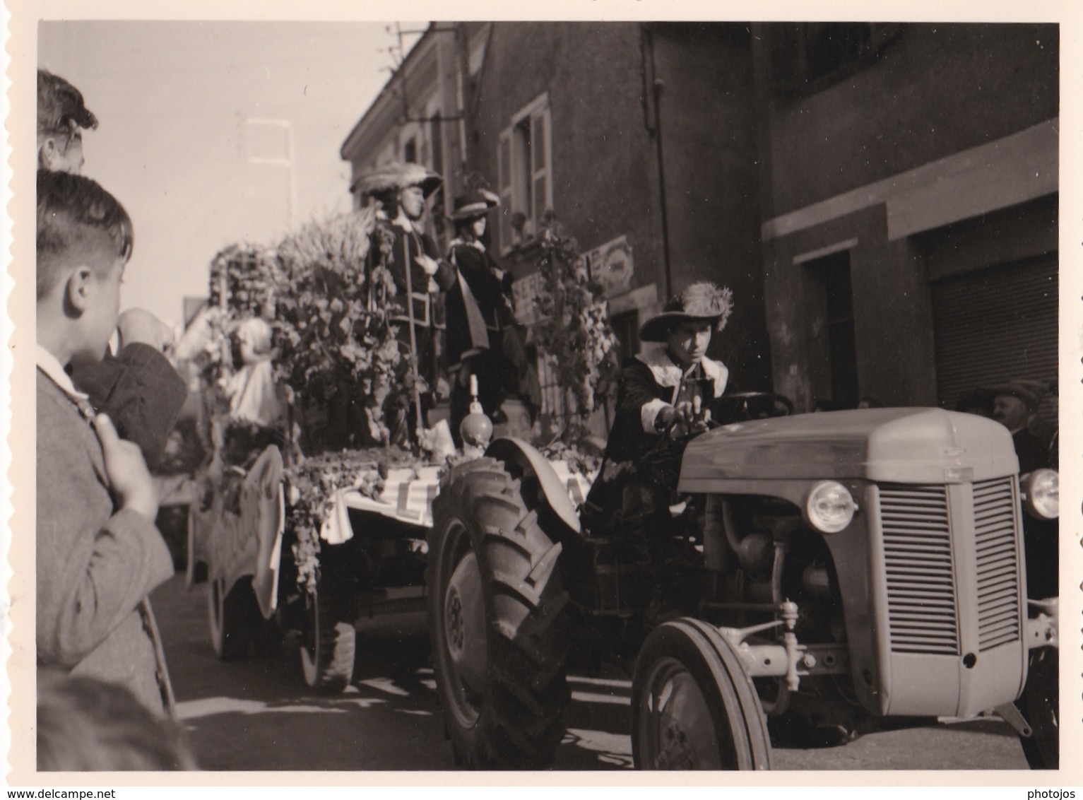 4 Photos   : Cavalcade De Onzain (41) Avec Char Cangey   Années 50 Tracteurs Ford ... - Lieux