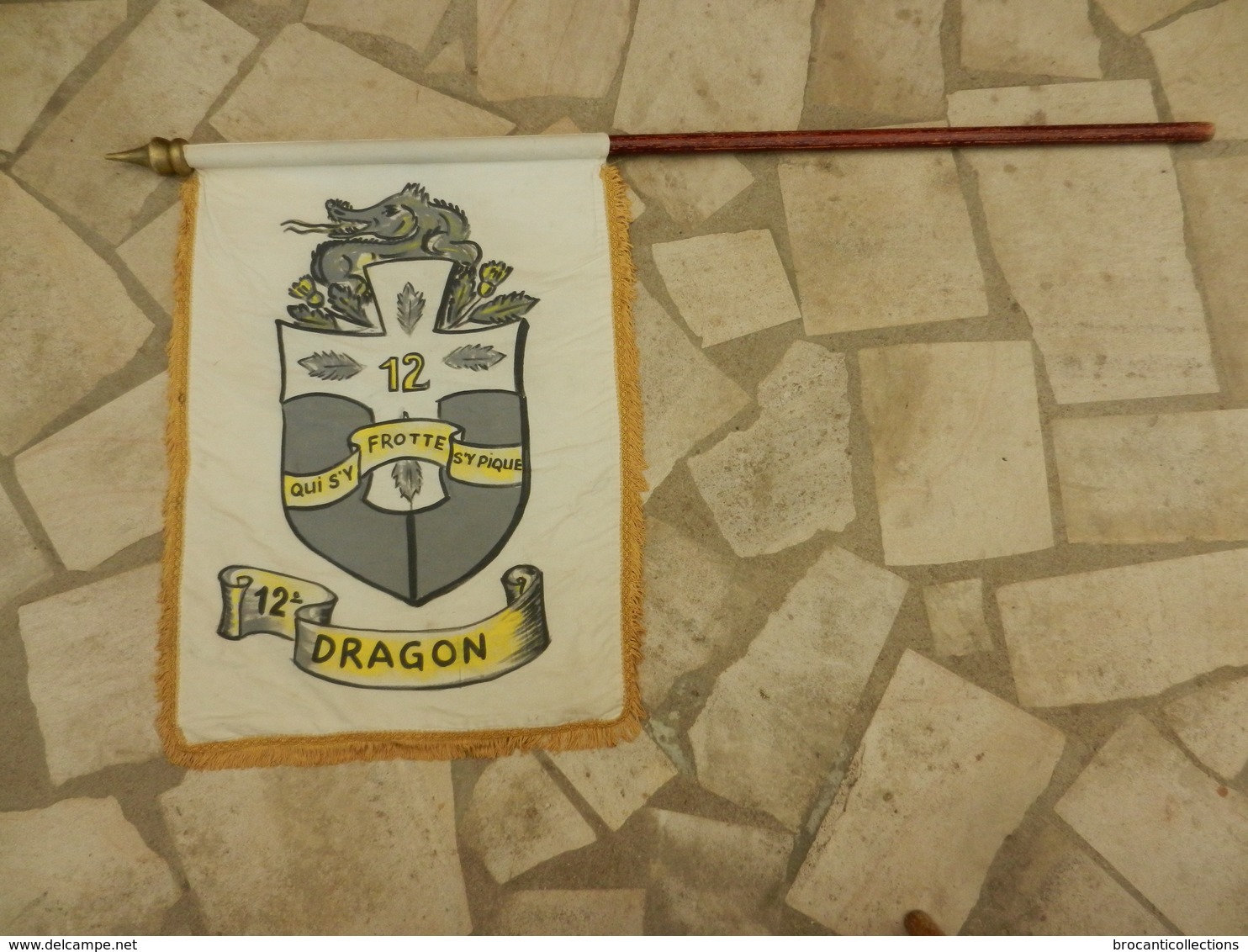 Drapeau Fanion 12° Régiment De Dragons Qui S'y Frotte S'y Pique - Autres & Non Classés