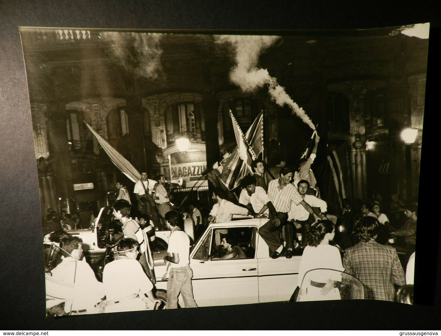 2.1) SAMPDORIA FESTA DEI TIFOSI IN VIA XX SETTEMBRE DATATA 4/7/1985 AL RETRO  FOTOGRAFIA 24 X 18 Cm NON COMUNE - Sport