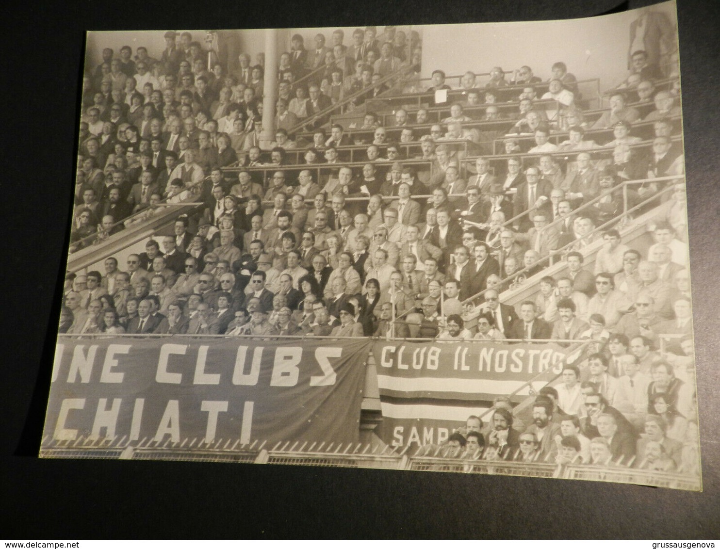 2.1) SAMPDORIA TIFOSI ALLO STADIO DATATA AL RETRO 15/4/1985  FOTOGRAFIA 24 X 18 Cm - Sport