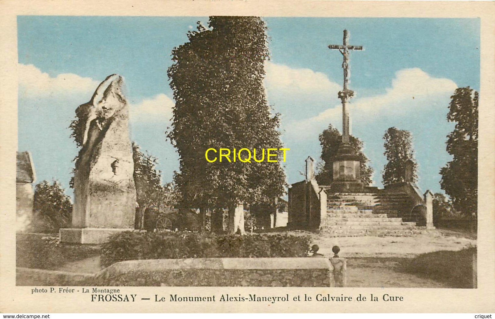 44 Frossay, Le Monument Maneyrol Et Le Calvaire De La Cure, Cliché Pas Courant - Frossay