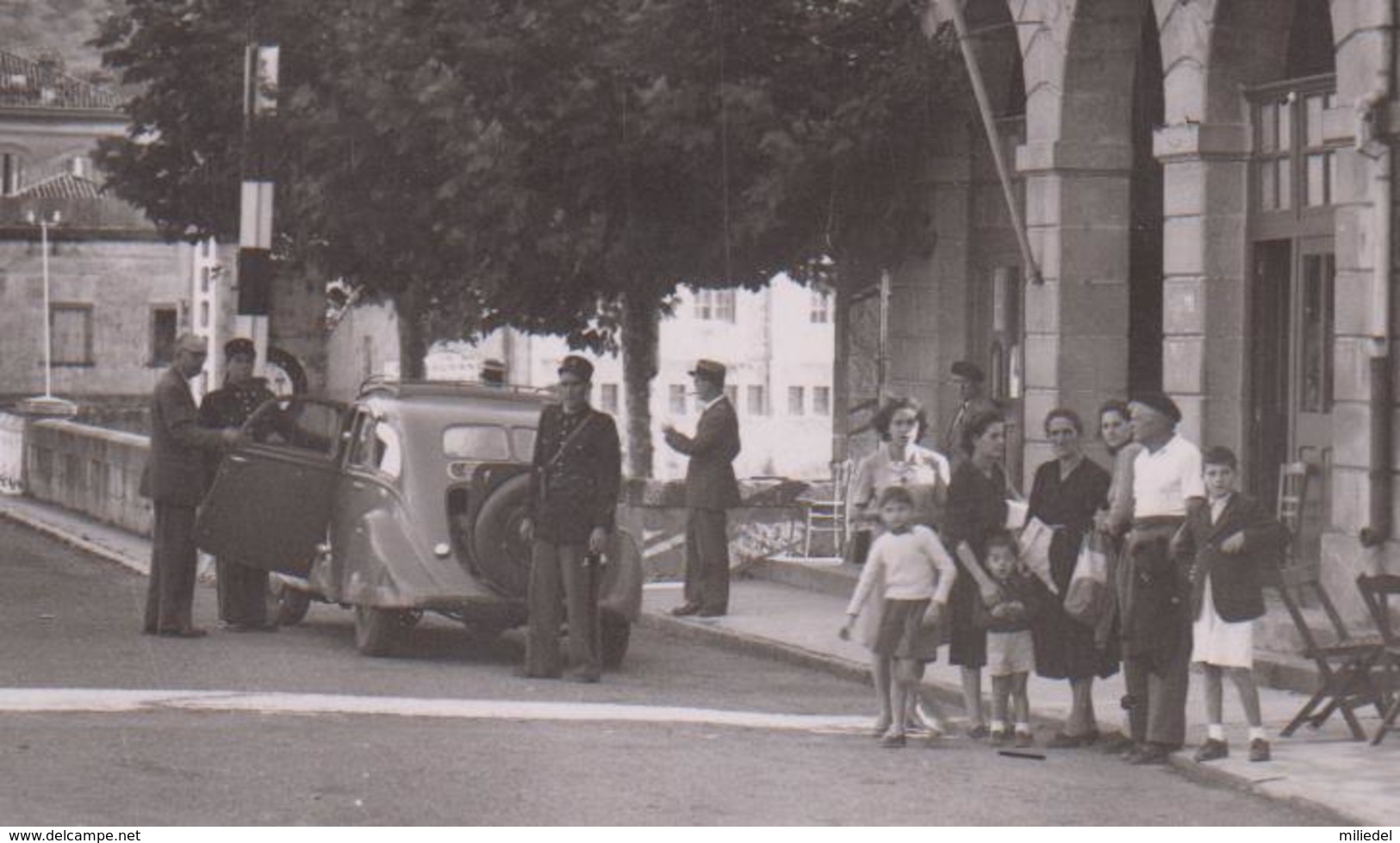 BF09 - BEHOBIE - Le Pont International - Au Fond Béhobia - Animée - Personnages- Café - Voiture Ancienne - DOUANE - Béhobie