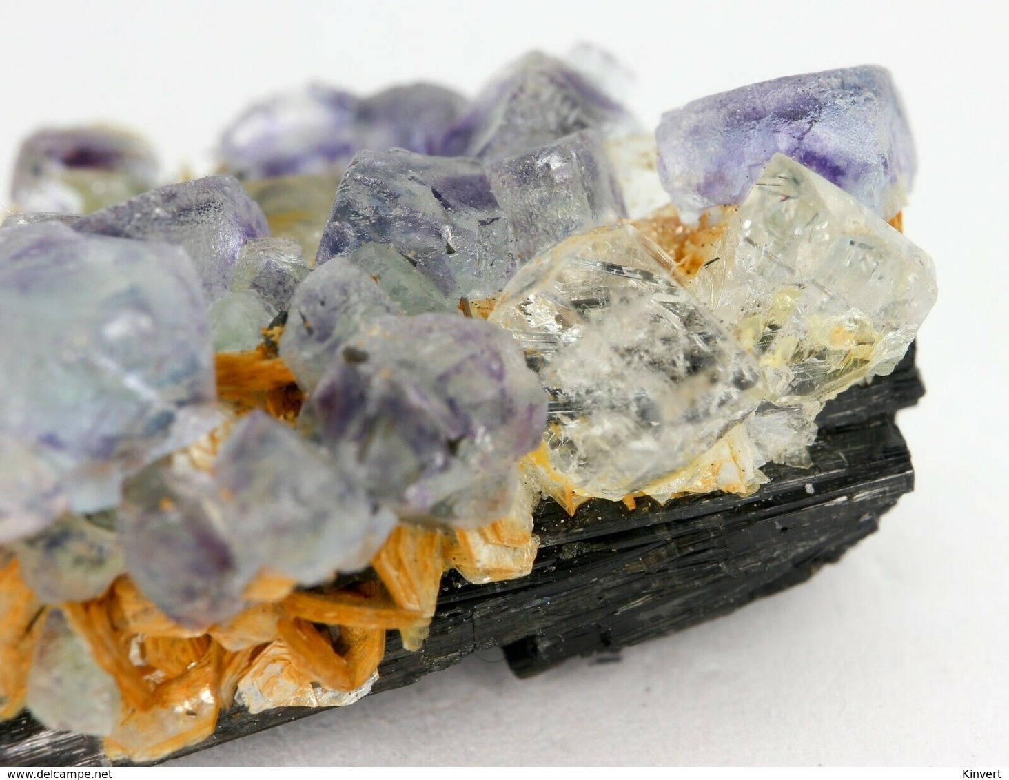 Fluorine, tourmaline et goshénite, Monts Erongo, Namibie. 4 grammes. 1,9 x 1,6 x 1,1 cm