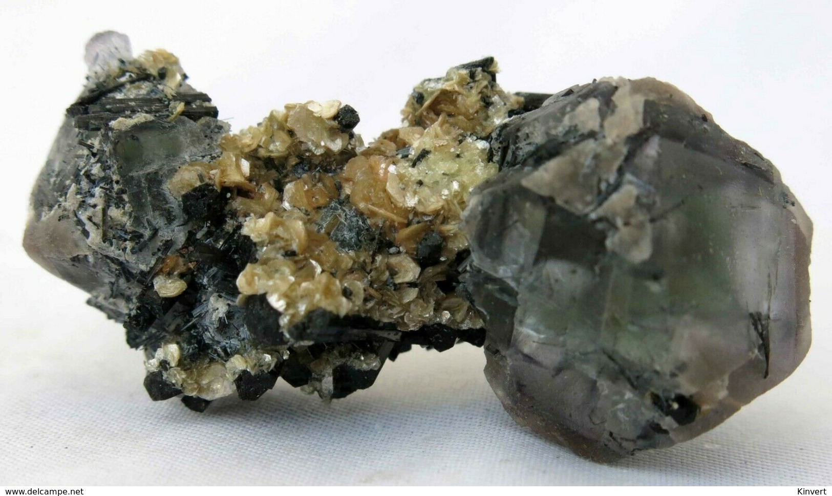 Fluorite, Tourmaline Et Muscovite, Monts Erongo, Namibie. 15 Grammes. 3,9 X 2 X 1,9 Cm - Mineralien