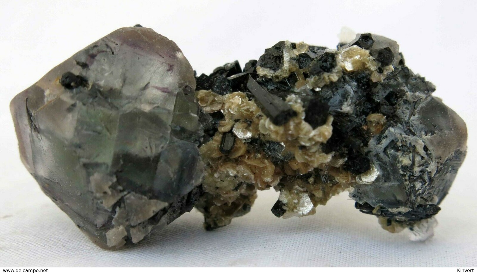 Fluorite, Tourmaline Et Muscovite, Monts Erongo, Namibie. 15 Grammes. 3,9 X 2 X 1,9 Cm - Mineralien