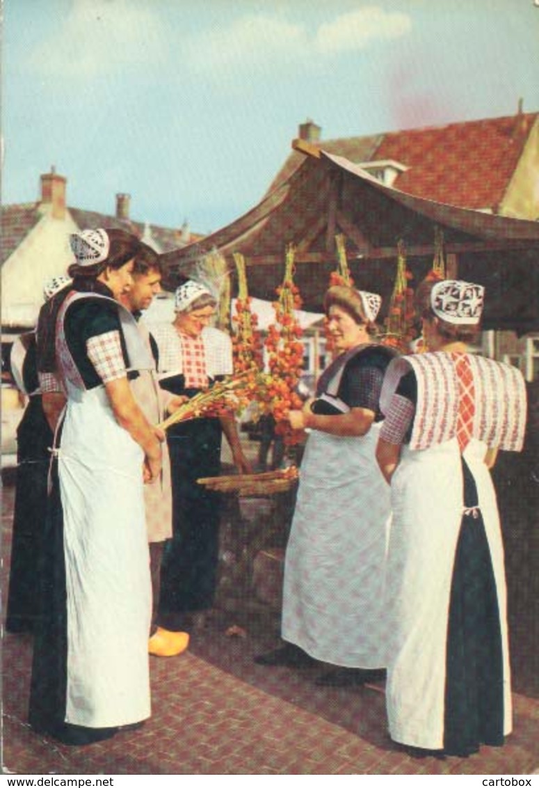 Spakenburg, Op De Markt   (Het Zichtbare Raster Op De Kaart Is Veroorzaakt Door Het Scannen; De Afbeelding Is Helder.) - Spakenburg