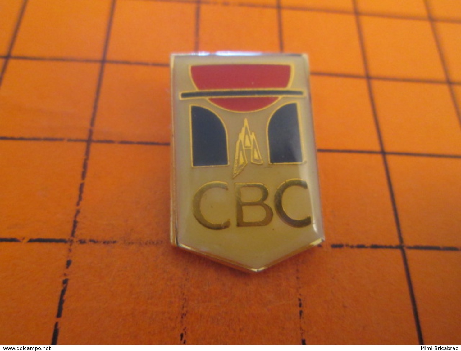 513a Pin's Pins / Beau Et Rare / THEME : SPORTS / BASKET-BALL CLUB CAEN CBC Plombé Par Charlie Badache - Basketball