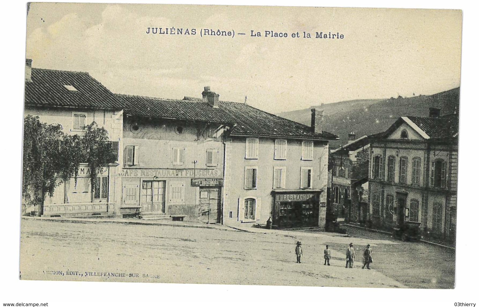 CPA 69 JULIENAS LA PLACE ET LA MAIRIE - Julienas